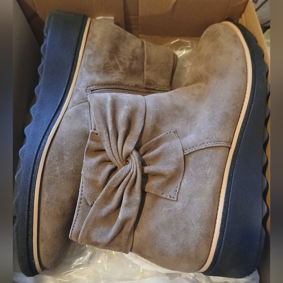 Clarks Women's Brown Ankle Booties with Bow - Picture 2 of 4